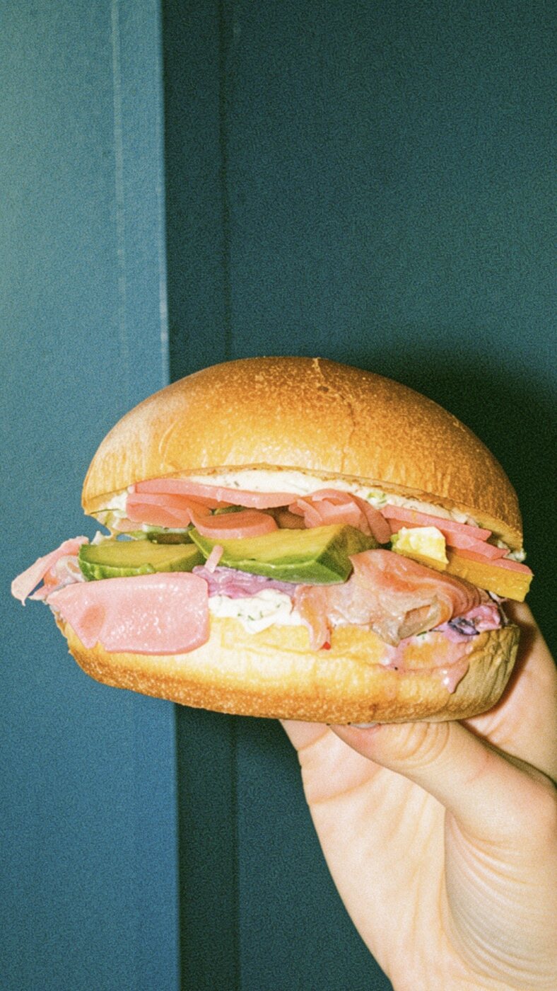 Le Fichon — saumon fumé, avocat, pickles de radis